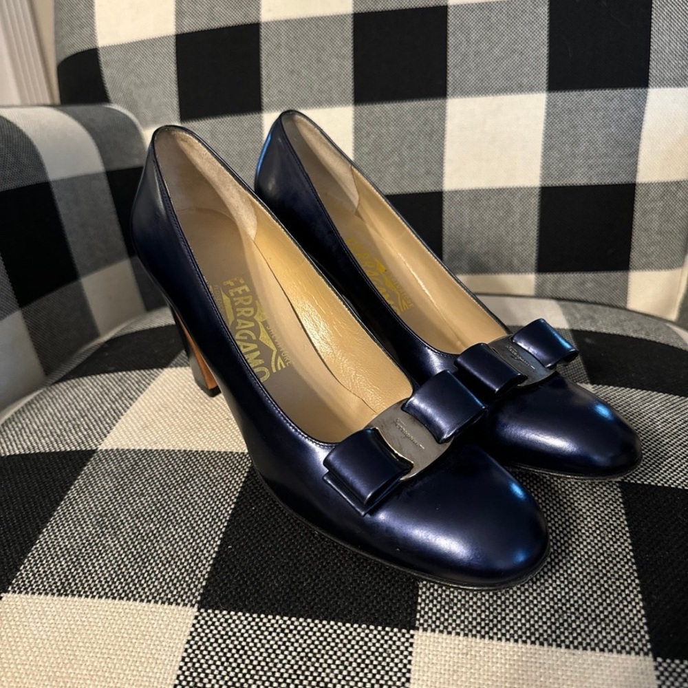 Salvatore Ferragamo carla bow pump size 8